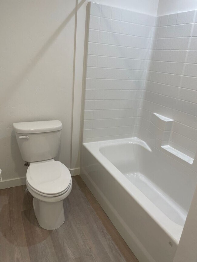 Building Photo - Available Now- Beautiful Nampa Townhome