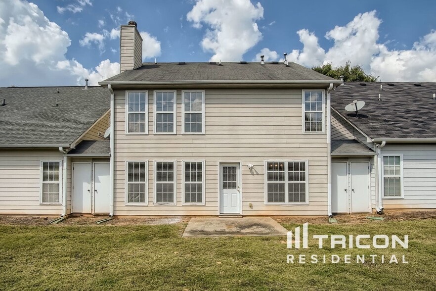 Building Photo - 9582 Lakeview Cir