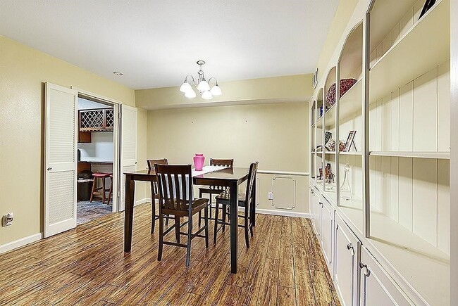 Building Photo - 361 N Post Oak Ln