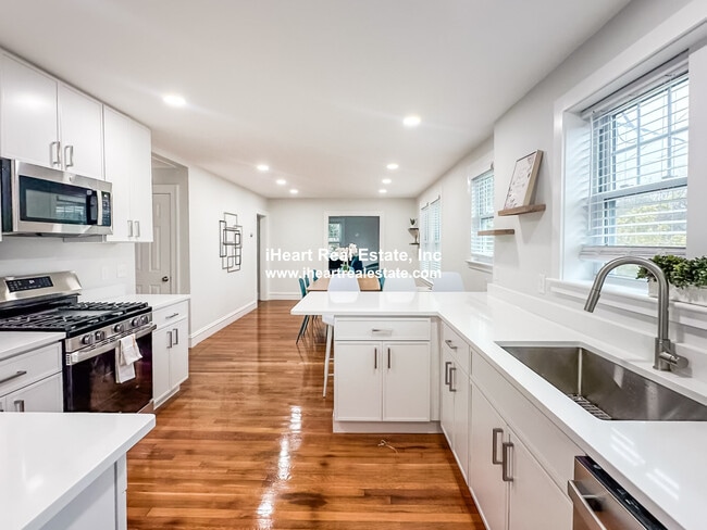 Building Photo - 65-67 Saint James Cir. Unit 2