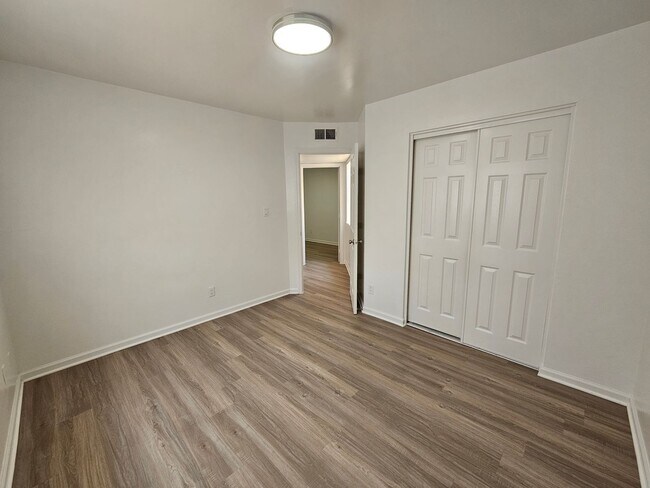 Building Photo - 1715 E Pepper Cir