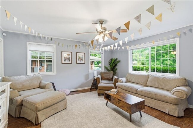 Building Photo - Cute 4 Bedroom 2 Bath home close to campus!