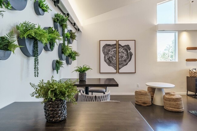 Building Photo - Charming 3-Bedroom, with Office and 2 Bath...