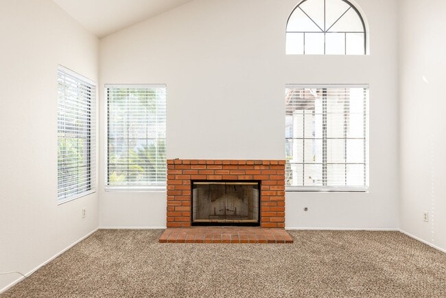 Building Photo - Lovely 4 bedroom Oceanside home!