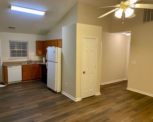 Building Photo - 13804 Circle Dr