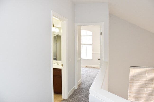 Building Photo - 8215 E White Oak Ridge