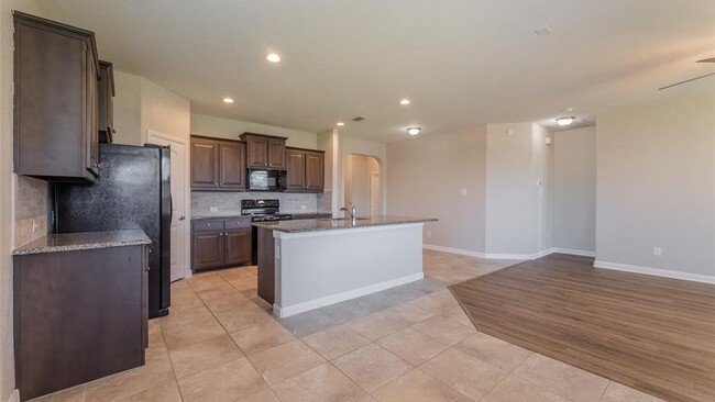 Building Photo - 1000 Meadow Scape Dr