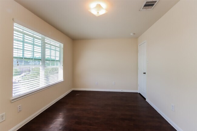 Building Photo - 2435 Tomica Ct