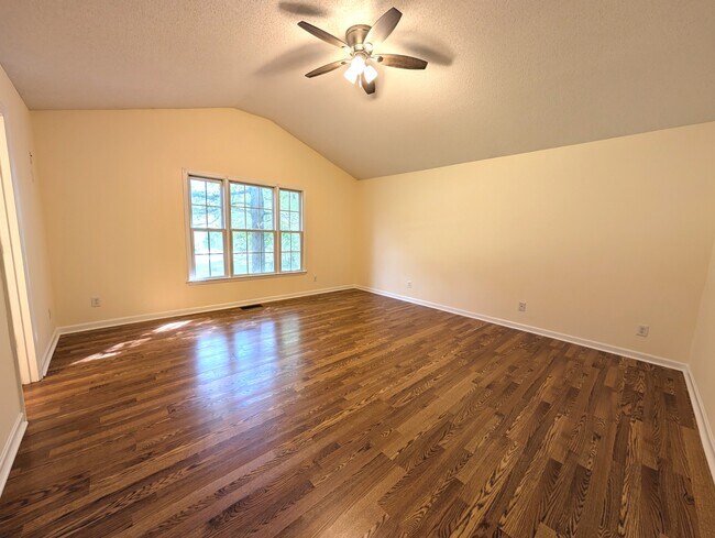 Building Photo - 1605 Hillhaven Rd
