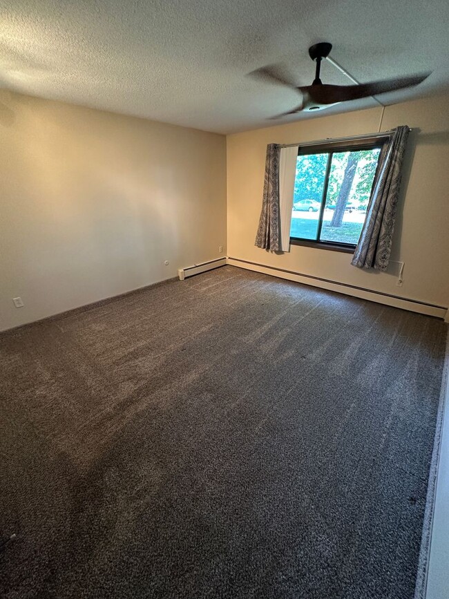 Building Photo - Move in ready! 1 bedroom condo in Roseville!