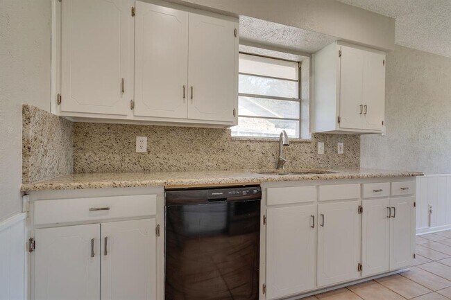 Building Photo - 2500 Quail Ridge Dr