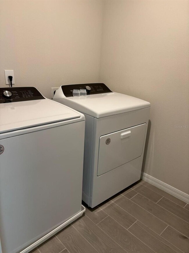 Building Photo - This beautiful townhouse features an abundance of space and natural light.