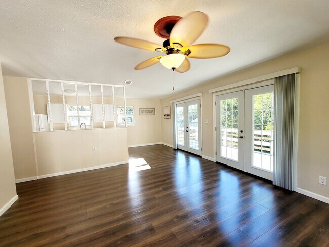 Building Photo - 3 bedroom home with Electric included