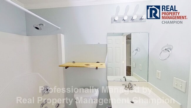 Building Photo - Cute 3 BD/2 BA Townhome Style Near UNCW