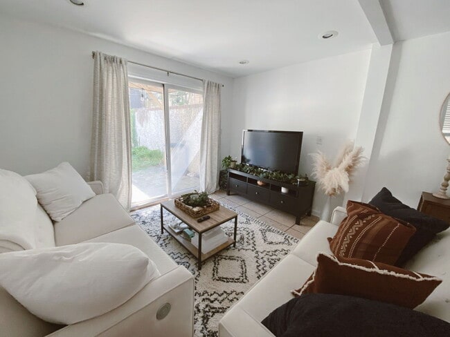 Building Photo - 1528 Bainbridge St