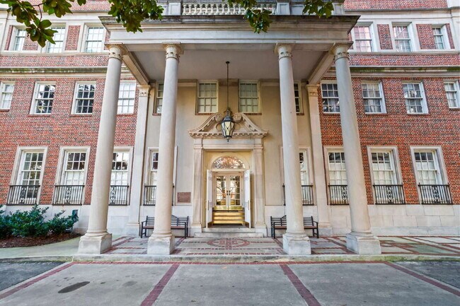 Building Photo - "Modern Comfort Awaits: Spacious 2-Bed, 2-Bath Condo with Elegance in the Heart of Atlanta"