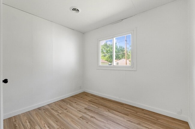Building Photo - NEW LISTING! 3 BEDROOM HOUSE!