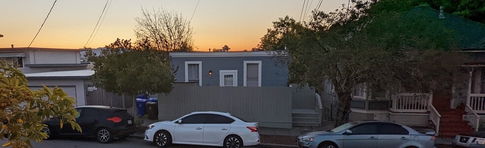 Building Photo - 121 Santa Fe Ave