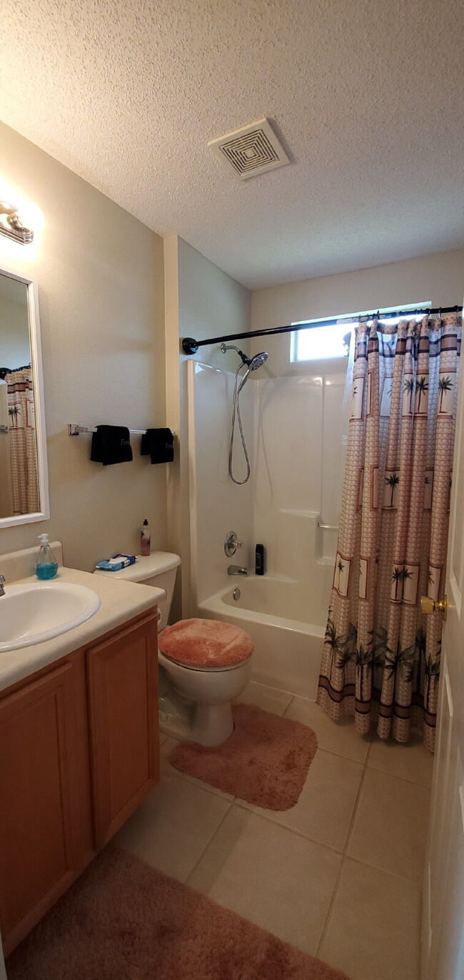 Building Photo - "Spacious 4-Bed Family Home in Milton with...