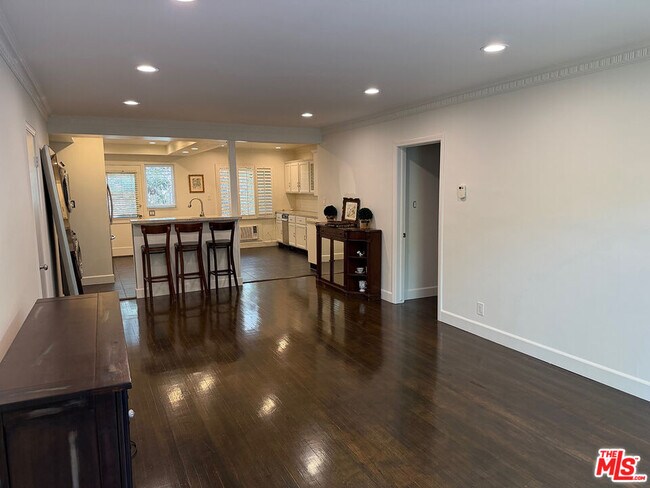 Building Photo - 8727 Shoreham Dr