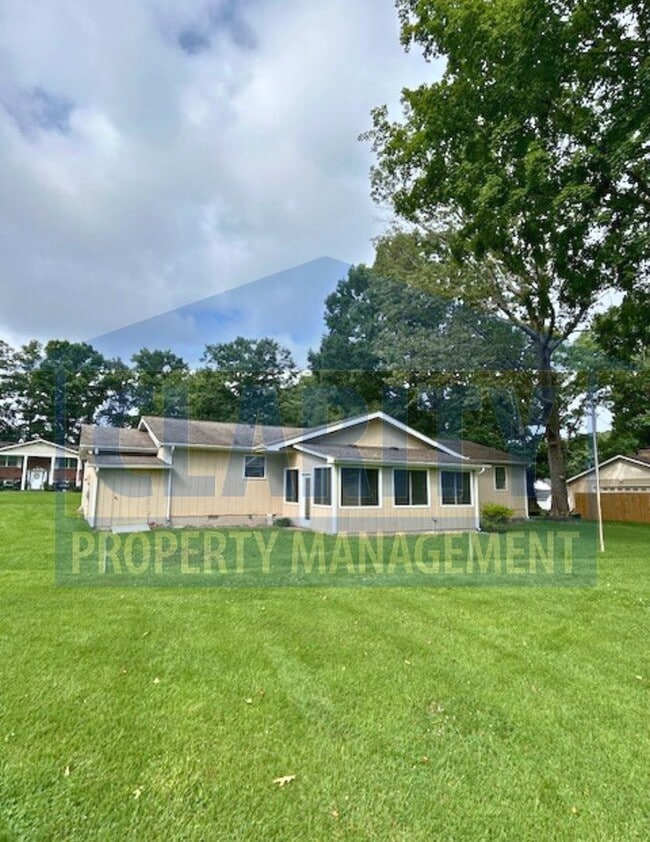 Building Photo - Great one level home with double garage!