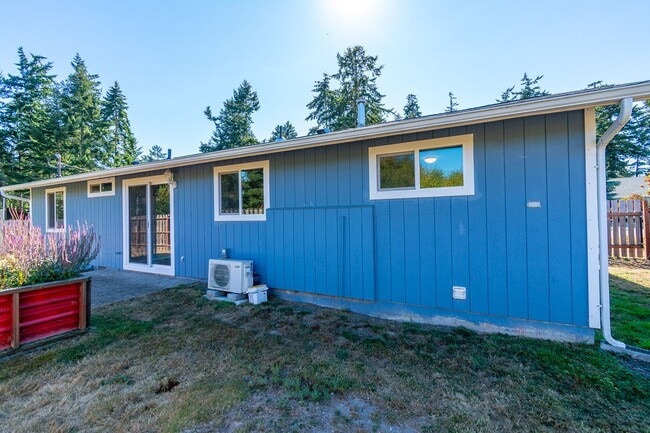 Building Photo - 634 N El Mirador St