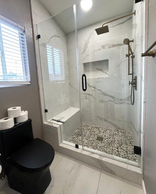 Building Photo - 4 bedroom, 2.5 bathroom home in a gated Riverside community!