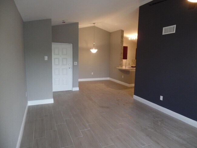 Building Photo - 2881 N Oakland Forest Dr