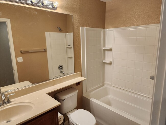 Building Photo - 4 Bedroom Home with 3 Car Garage in Dayton-Riverpark