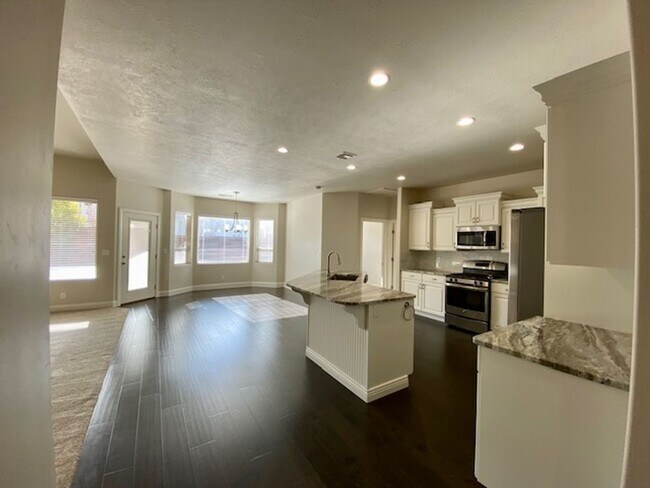 Building Photo - SPACIOUS HOME FOR RENT!