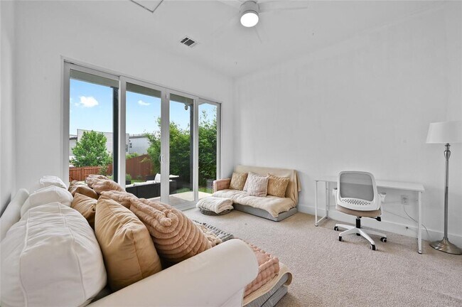 Building Photo - 5904 Florencia Ln