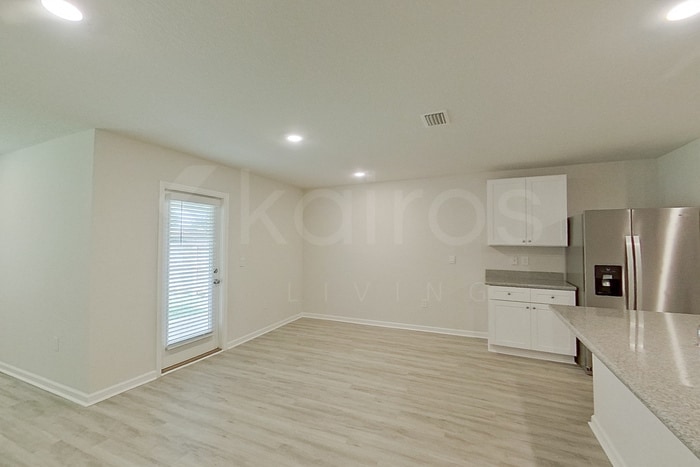 Building Photo - 385 Monarch Ln