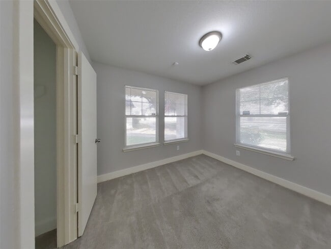 Building Photo - 6346 Hall Pond Ct