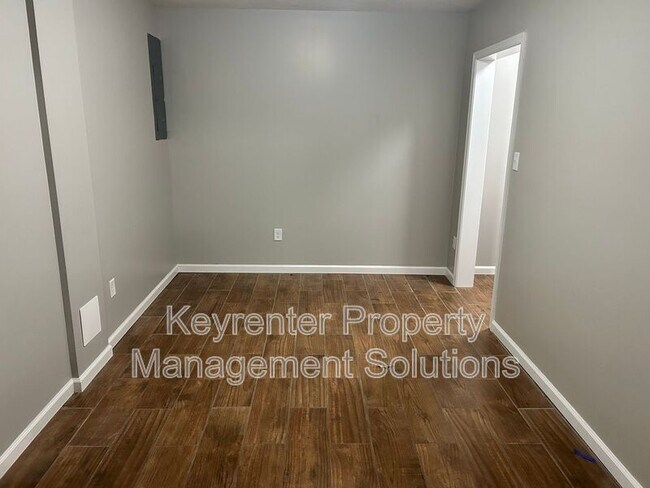 Building Photo - 33 Oak Ln