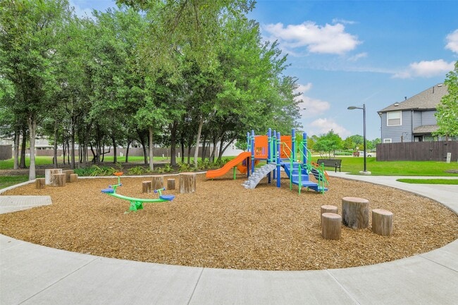 Building Photo - 5526 Hyde Park Dr