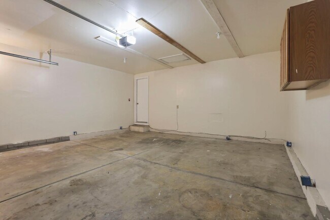 Building Photo - 5541 Mid Day Dr