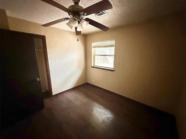 Building Photo - 601 Sky Cir
