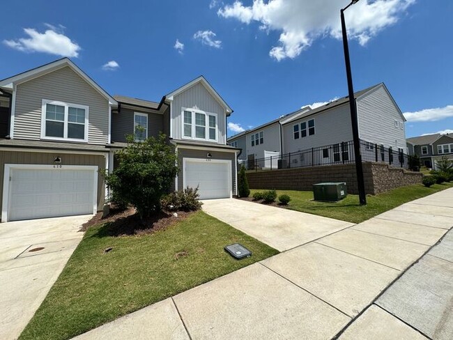 Building Photo - Fabulous Like-New End-Unit Townhome in Durham