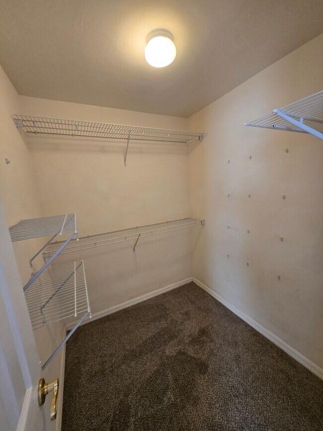 Building Photo - 2 Bed / 2.5 Bath Townhome with Upstairs Office/Sitting Area – Eagle Trace