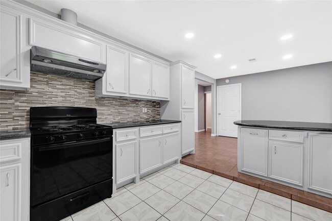 Building Photo - 710 Woodhue St