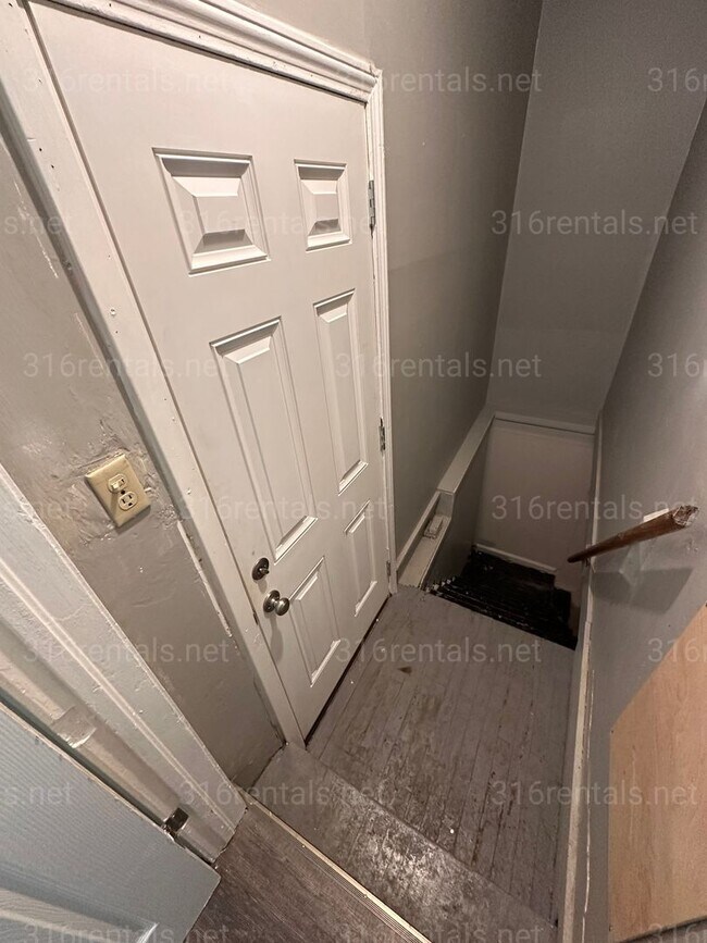 Building Photo - $950 - 2 bedroom/ 1 bathroom - Single Family Home *COMING SOON*