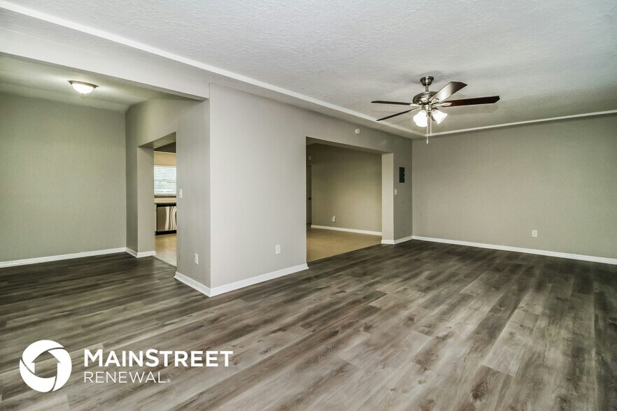 Building Photo - 6007 Oakcrest Cir