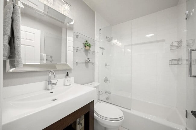 Building Photo - Immaculate 3 Bedroom 2.5 Bath Condominium ...