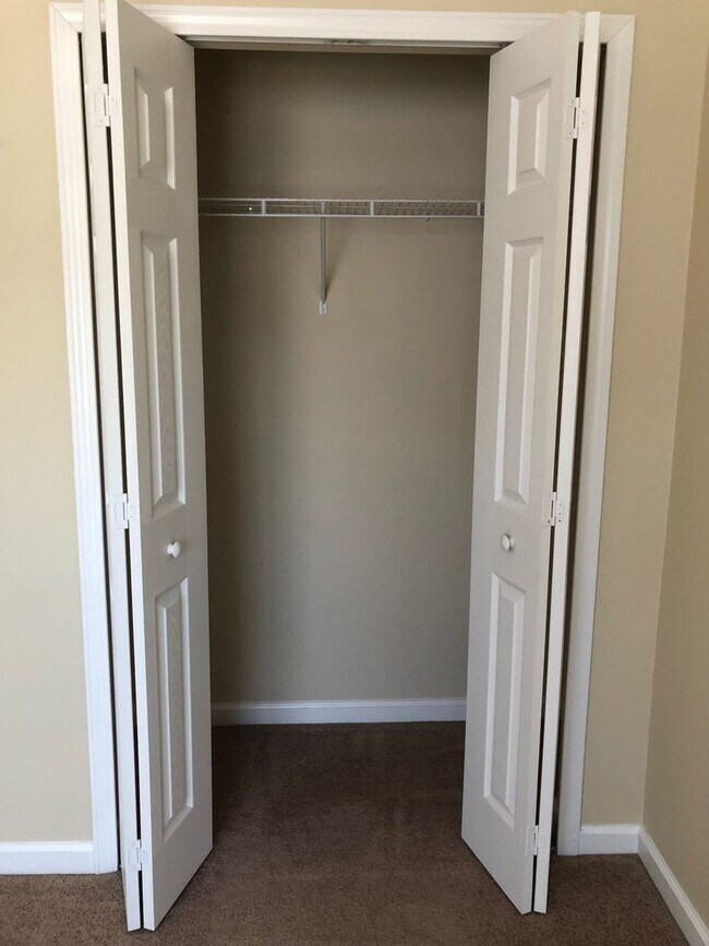 Building Photo - 3 bed/ 3 bath Townhouse