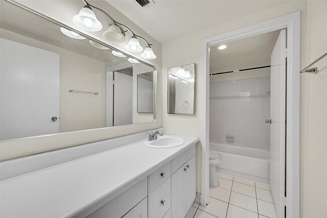 Building Photo - 8415 Forest Hills Dr