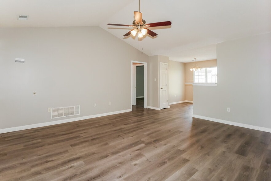 Building Photo - 10734 Ridgefield Dr