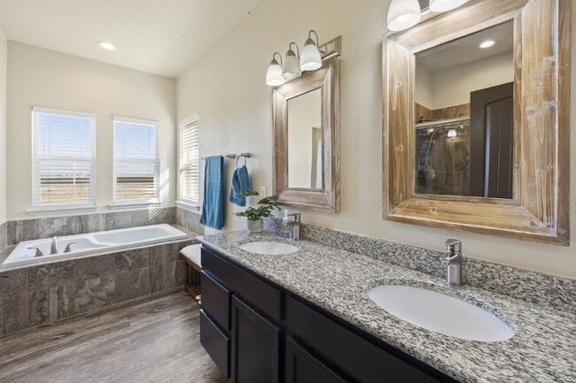Building Photo - Spacious 3-Bed, 2-Bath Modern Home on 1.16...