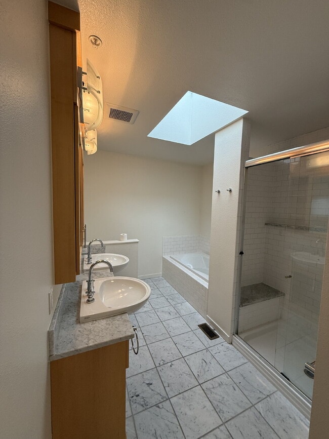 Building Photo - "Spacious 3-Bedroom Townhouse Retreat in Vibrant Denver with 2.5 Baths – 2047 Sq Ft of Modern Liv...
