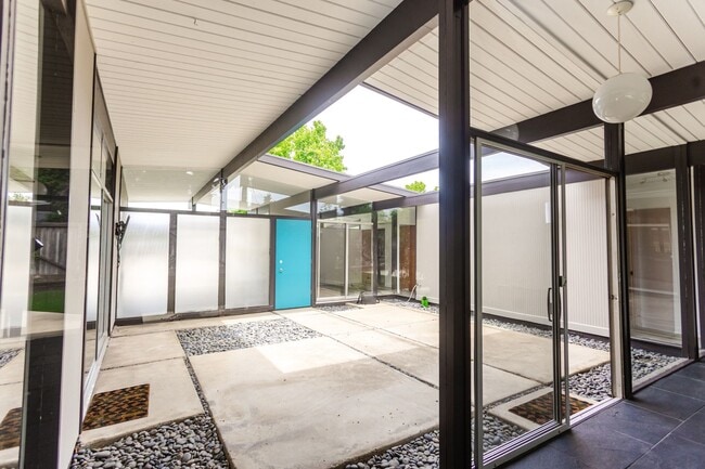 Building Photo - 814 E Ferndale Ave