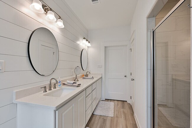 Building Photo - 5048 Mooney Fls Dr